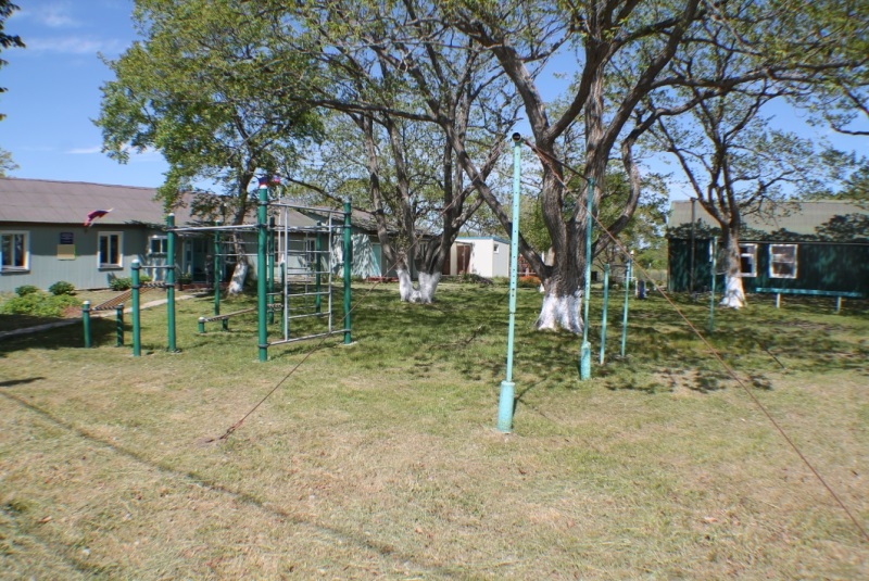 площадка перед школой